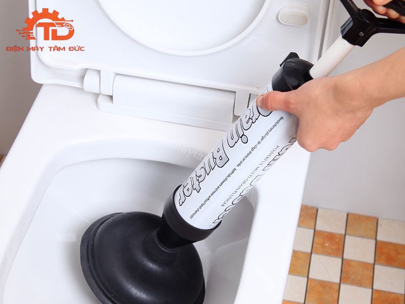thông cống bằng phương pháp thủ công