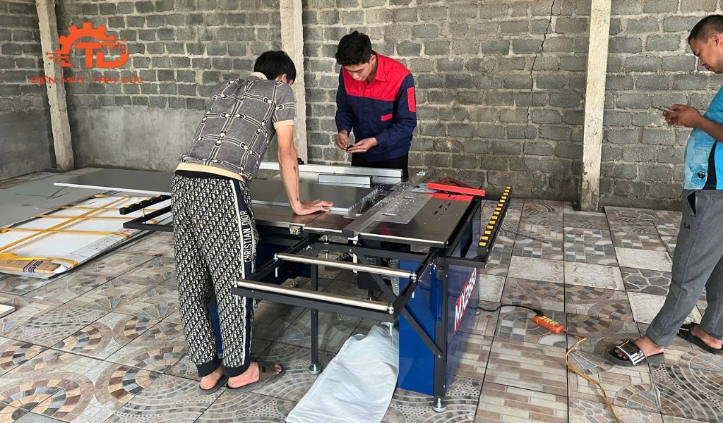 Kĩ Thuật Viên Điện Máy Tâm Đức Bàn Giao Máy Cưa Bàn Trượt MX2660