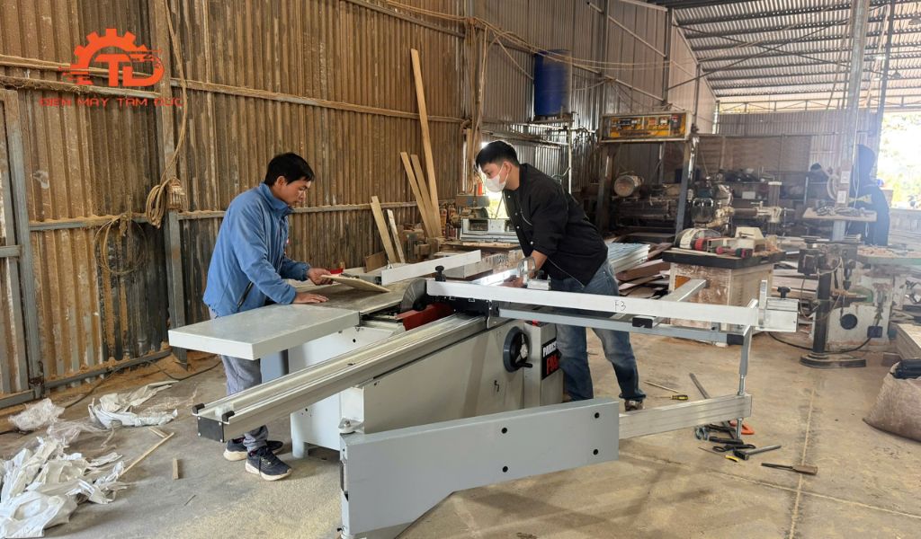 Hình Ảnh Máy Cưa Bàn Trượt PARESTO F95 Tại Xưởng